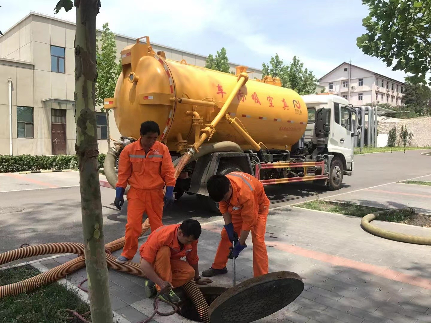 莒县管道疏通车停在窨井附近